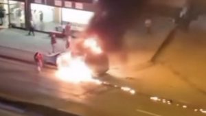 Bursa’da park halindeki araç alevlere teslim oldu