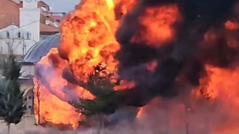 Bursa’da park halindeki tır dorseleri alev alev yandı