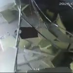 Bursa’da şiddetli lodos plaza ofisinin çatısını çökertti