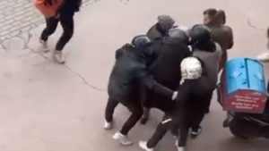 Bursa’da yaşlı kadın lodosa yakalandı: Kuryeler siper oldu