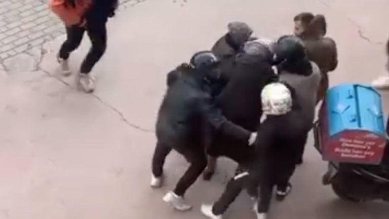 Bursa’da yaşlı kadın lodosa yakalandı: Kuryeler siper oldu