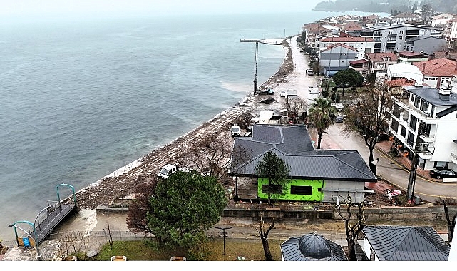 Büyükşehir’den Ulaşlı sahiline dalga kırıcı set