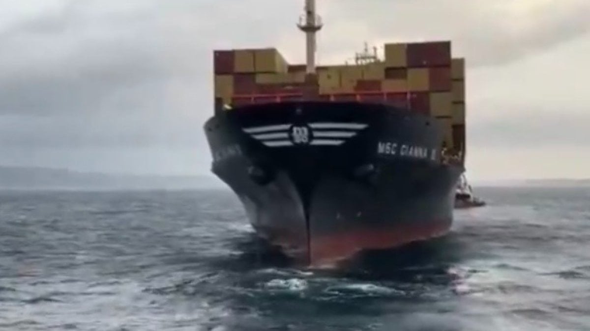 Çanakkale Boğazı’nda konteyner gemisi makine arızası yaptı