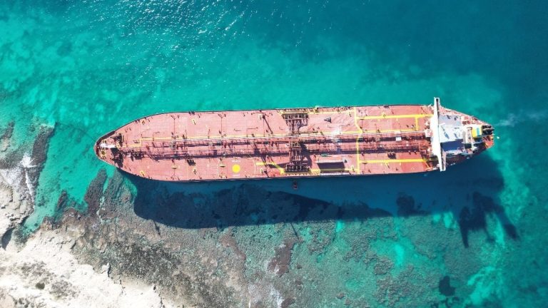 Çanakkale’de karaya oturan tanker 12 gün sonra kurtarıldı