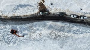 Çığın düştüğü Van-Çatak kara yolunda genişletme çalışması yapıldı