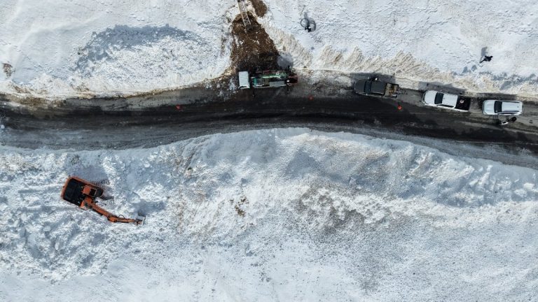 Çığın düştüğü Van-Çatak kara yolunda genişletme çalışması yapıldı