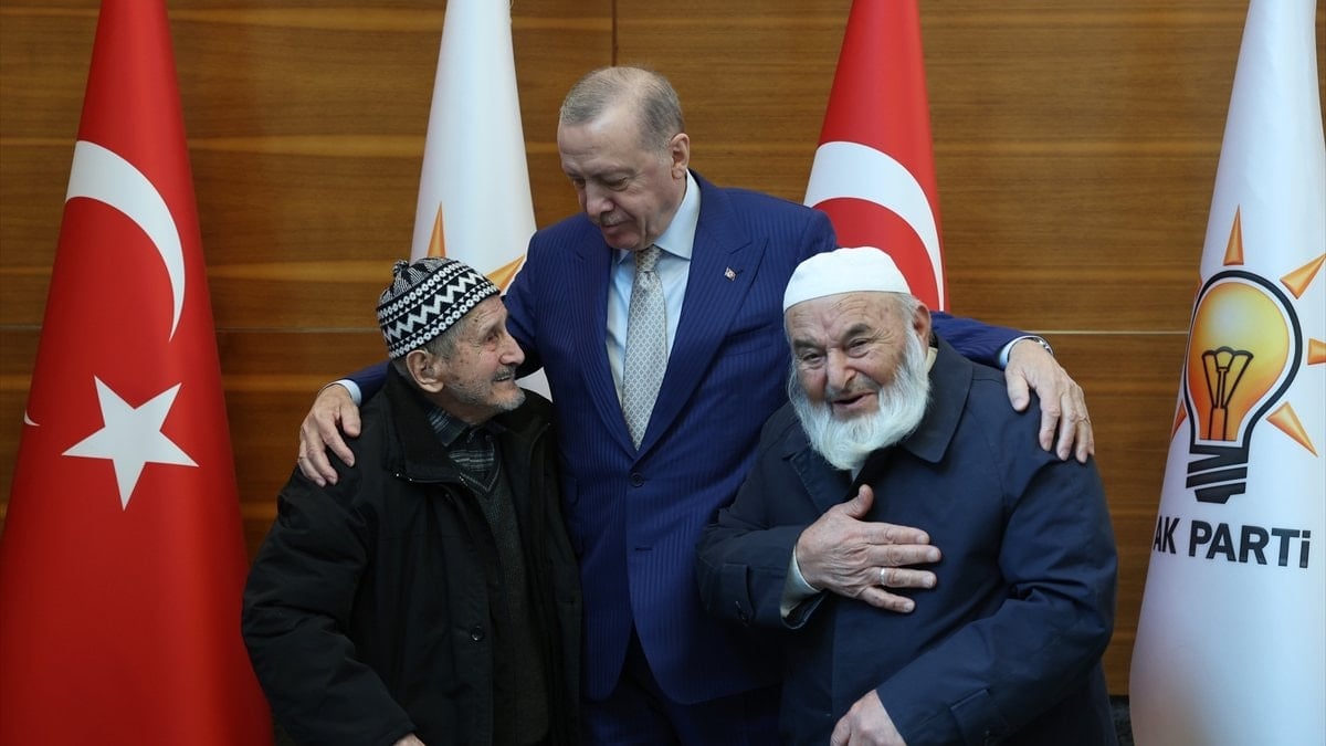 Cumhurbaşkanı Erdoğan, MYK öncesi vatandaşlarla buluştu