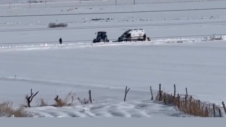 Diyarbakır’da ambulans kara saplandı