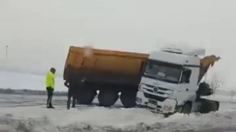Diyarbakır’da kar yağışı kaza getirdi