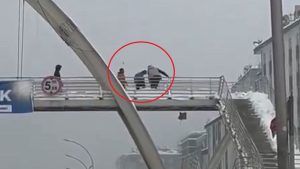 Diyarbakır’da üst geçitten kar topu atan çocuklar darbedildi