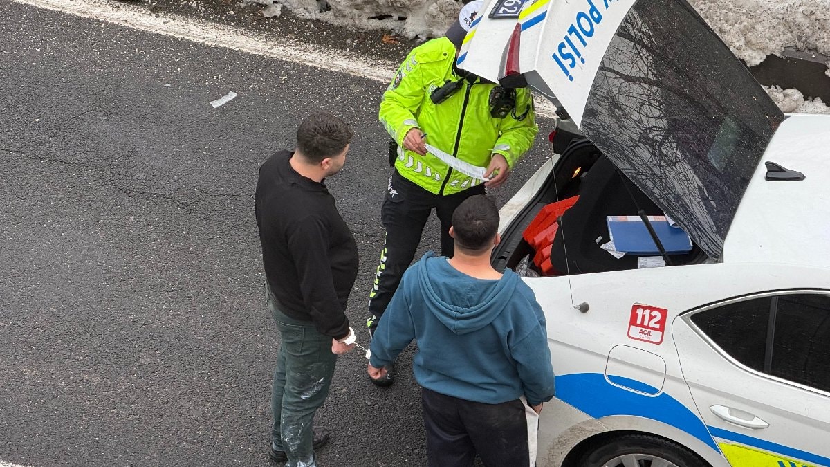 Diyarbakır’da yaşanan kazada kavgaya tutuşan sürücüler kelepçelenip karakola götürüldü