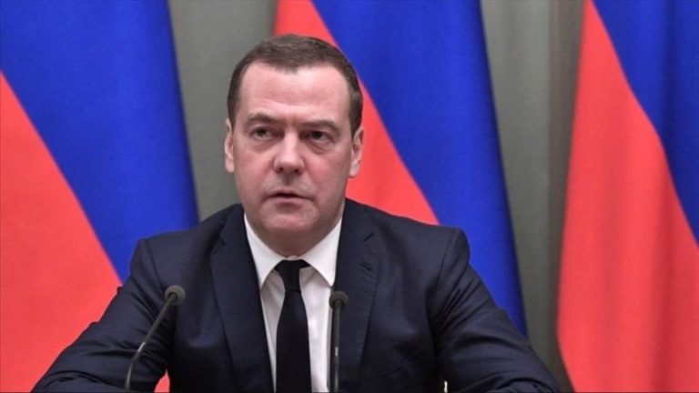 Dmitriy Medvedev: Grönland referandumla Rusya’ya katılabilir