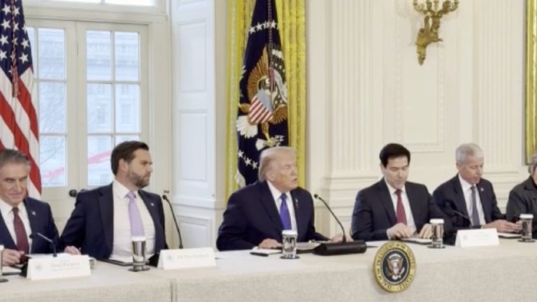 Donald Trump, Beyaz Saray’da petrol devleriyle Venezuela toplantısı düzenledi