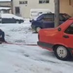 Düzce’de otomobile bağlanan koltukla kayak yaptılar