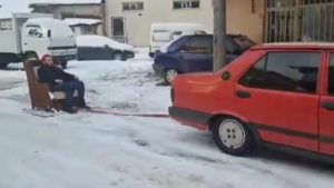 Düzce’de otomobile bağlanan koltukla kayak yaptılar