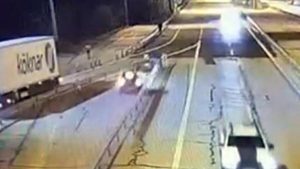 Edirne’de ters yöne giren alkollü sürücü bariyere çarptı: 2 yaralı