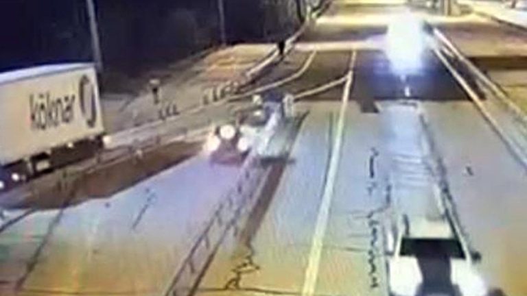 Edirne’de ters yöne giren alkollü sürücü bariyere çarptı: 2 yaralı