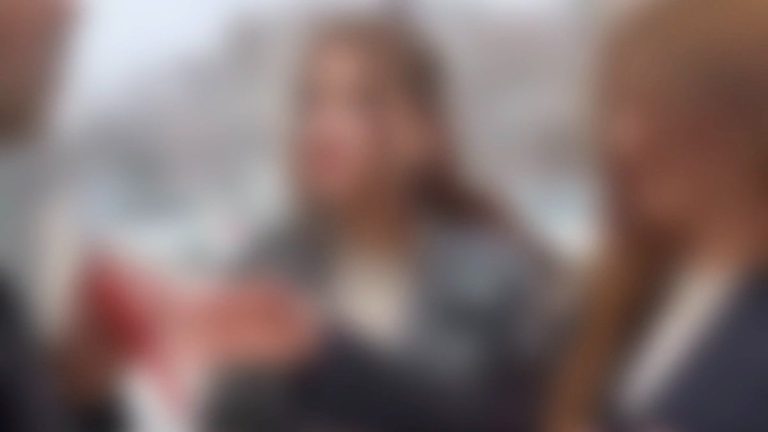 Elazığ’da durakta genç kızları görüntüleyen şahsa kadın muhtar müdahale etti