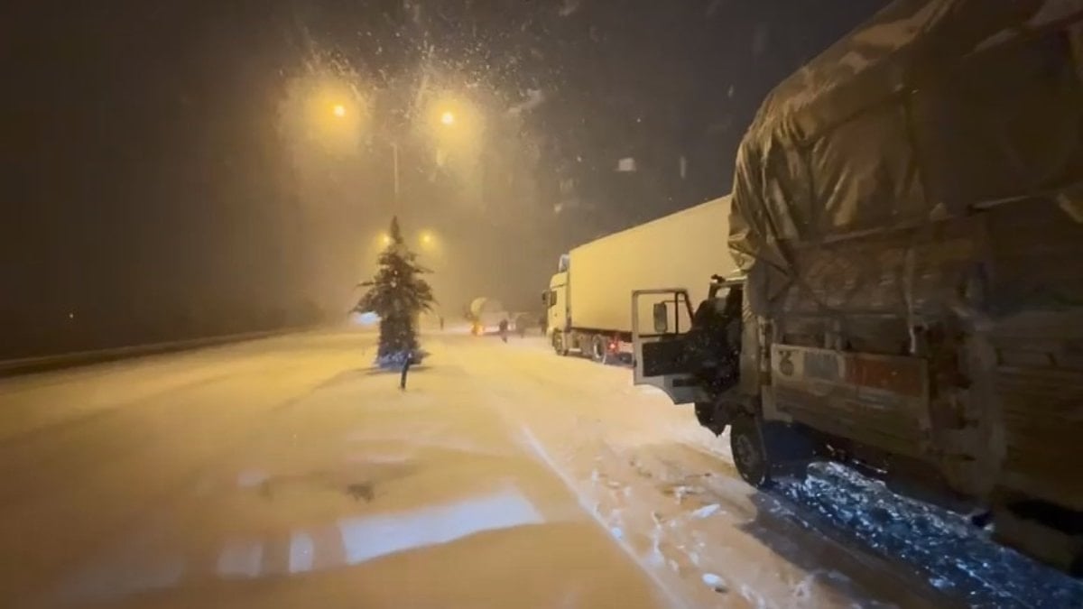 Elazığ’da kar, ulaşımı felç etti