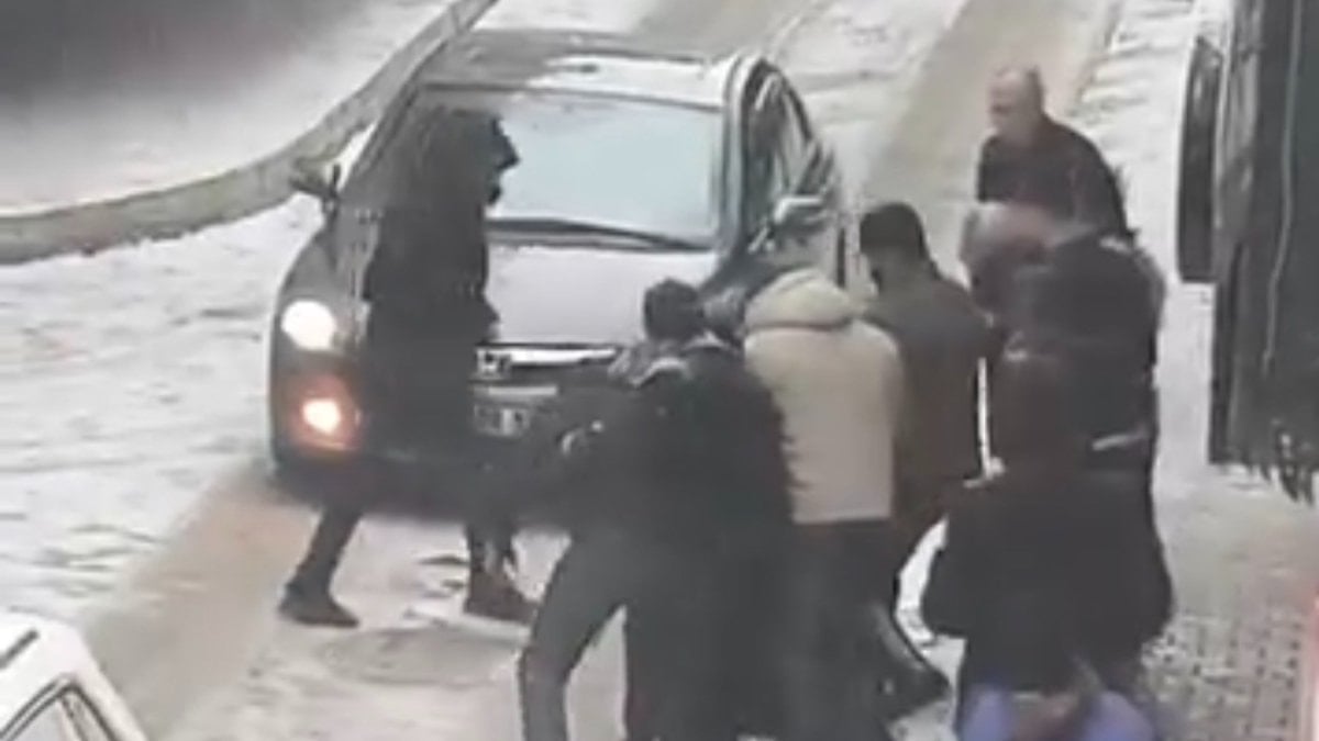 Elazığ’da sokak ortasında çıkan kavga kameraya yansıdı