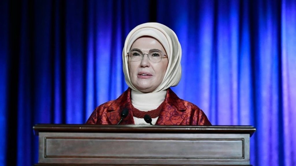 Emine Erdoğan’dan Palet Türk Müziği İlkokulu ziyaretine ilişkin paylaşım