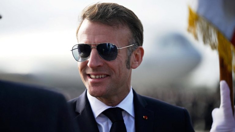 Emmanuel Macron toplantıya güneş gözlüğüyle damga vurdu