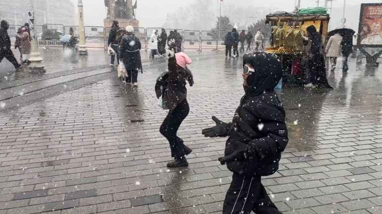 Endonezyalı turistlerin kar sevinci Taksim’de renkli görüntüler oluşturdu