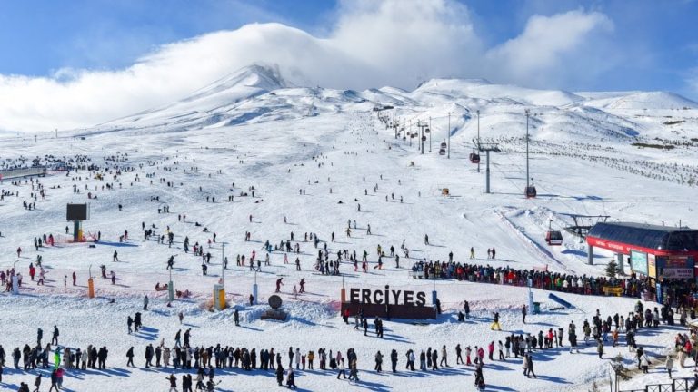 Erciyes Kayak Merkezi’nde yeni sezonun ilk ayında 1 milyon ziyaretçi