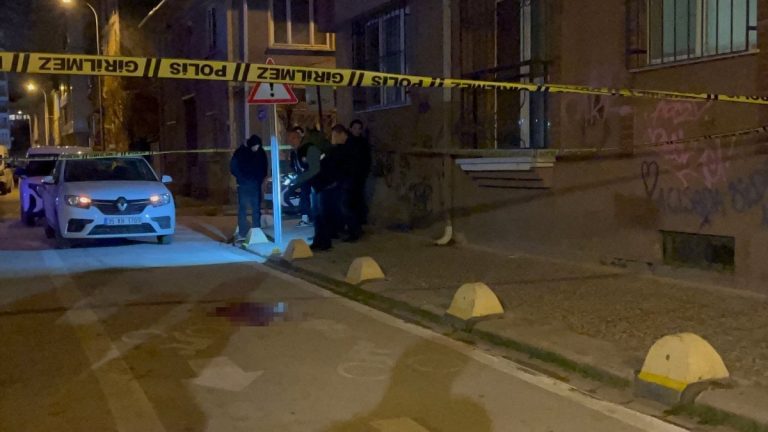 Eskişehir’de kız kavgası: 4 yerinden bıçaklanan genç ağır yaralandı