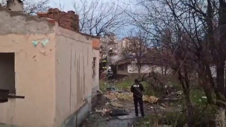Eskişehir’de metruk ev yangını: Muhtar isyan etti