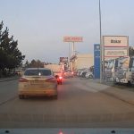 Eskişehir’de trafik sıkıştı, sürücü kaldırımdan ilerledi