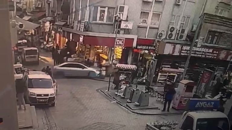 Fatih’te fren yerine gaza basan sürücü vatandaşların arasına daldı