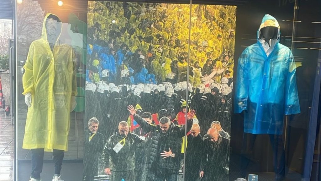 Fenerbahçe, yağmurluk satışlarına başladı