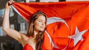 Fenomen Amanda Cerny’den Türk bayraklı poz! “2016’ya dönüş…”