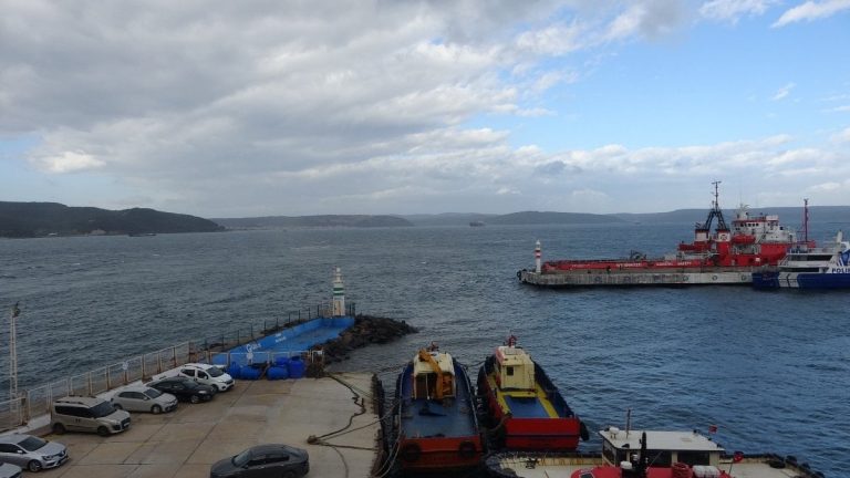 Fırtına nedeniyle Çanakkale Boğazı’nda trafik durduruldu