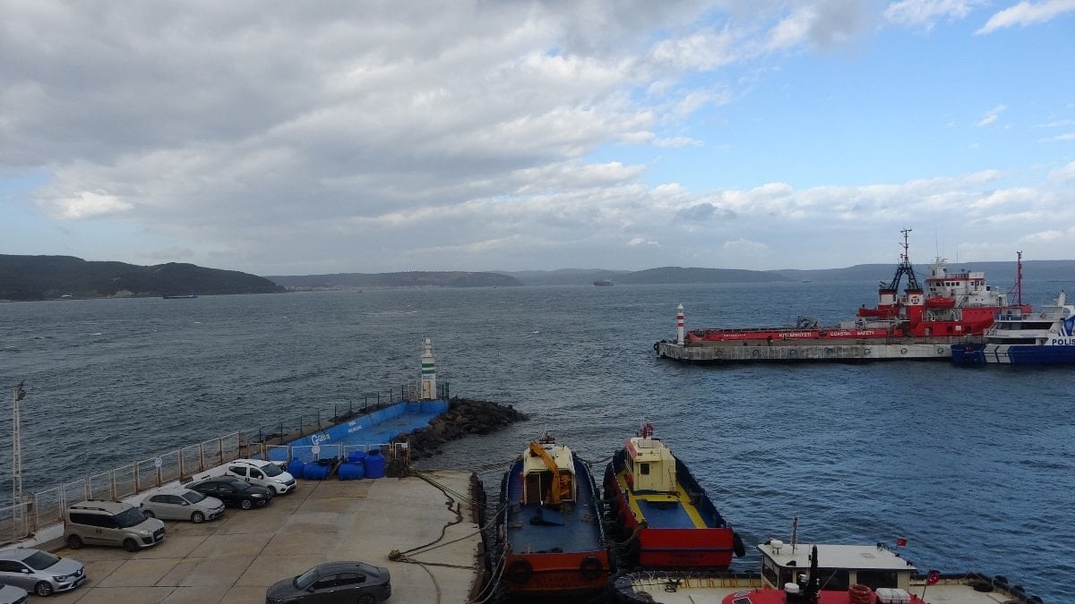 Fırtına nedeniyle Çanakkale Boğazı’nda trafik durduruldu