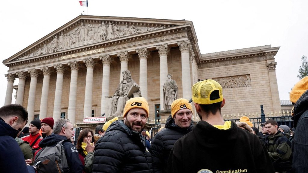 Fransa’da hükümetin düşmesi ihtimaline karşı erken seçim hazırlığı