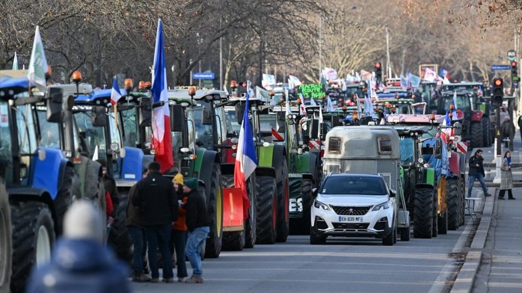 Fransa’da politikaları protesto eden çiftçiler traktörleri ile Paris’e ulaştı
