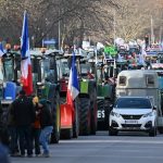 Fransa’da politikaları protesto eden çiftçiler traktörleri ile Paris’e ulaştı