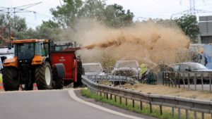 Fransız çiftçiler hükümet binalarına gübre dökerek eylem yaptı