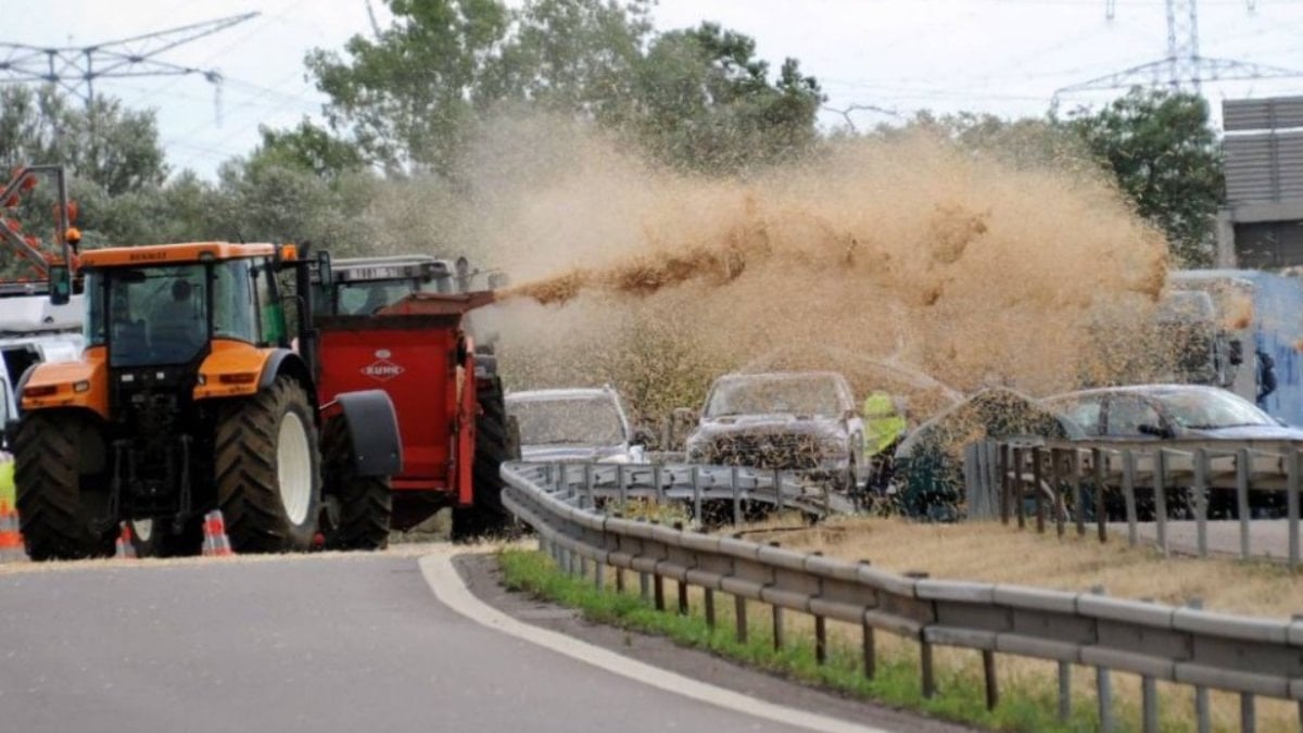 Fransız çiftçiler hükümet binalarına gübre dökerek eylem yaptı