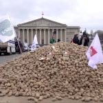 Fransız çiftçiler, Ulusal Meclis’in önüne 30 ton patates döktü