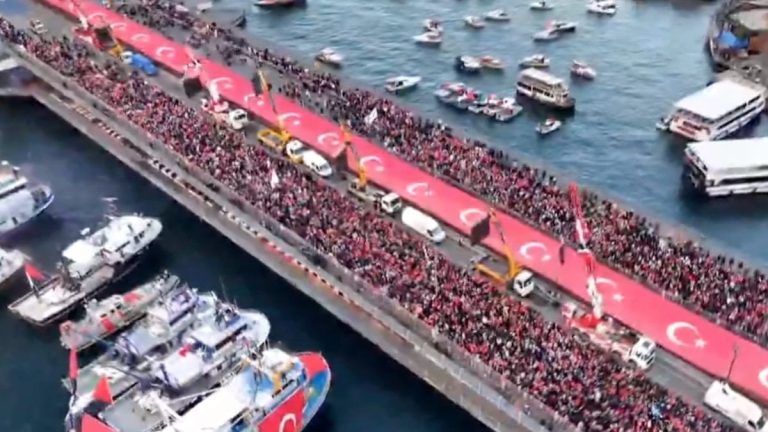 Galata Köprüsü’nden Filistin’e destek sloganları yankılandı