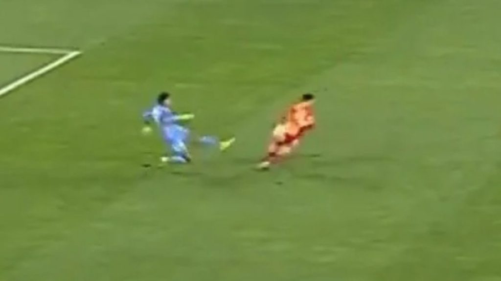 Galatasaray’ın derbide bulduğu gol iptal edildi!