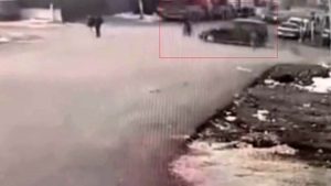 Gaziantep’te ilginç kaza: Hafif ticari araç motosiklete, motosiklet yayaya çarptı