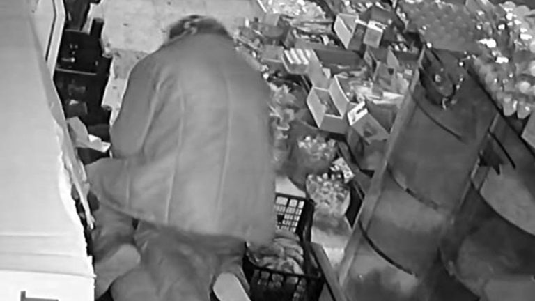 Gaziantep’te kendisinden kaçıp, markete sığınan küçük kızı darbedip, bıçakladı