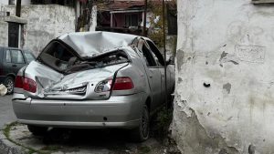 Gaziosmanpaşa’da lodos çatıyı uçurdu: Park halindeki araçlar zarar gördü