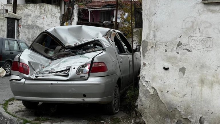 Gaziosmanpaşa’da lodos çatıyı uçurdu: Park halindeki araçlar zarar gördü