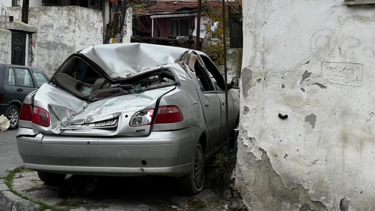 Gaziosmanpaşa’da lodos çatıyı uçurdu: Park halindeki araçlar zarar gördü