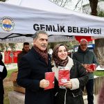 Gemlik Belediyesi’nden Türk Bayrağı Dağıtımı